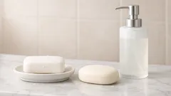 Perché la saponetta bianca secca la pelle: il ruolo del pH e cosa usare al suo posto