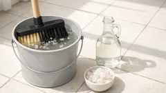 Come pulire la scopa con aceto bianco e sale grosso: il trucco che elimina odori e residui