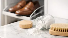 Bicarbonato e talco: il rimedio semplice per eliminare odori da scarpe, bidoni e tessuti